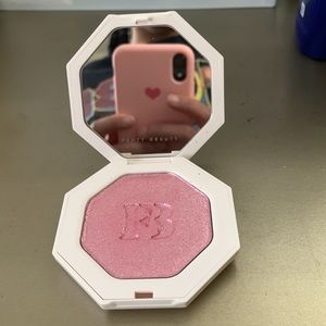 fenty beauty highlighter.